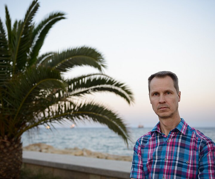 _DSC0022 Arto at the seaside promenade (Molos) in Limassol in the evening.