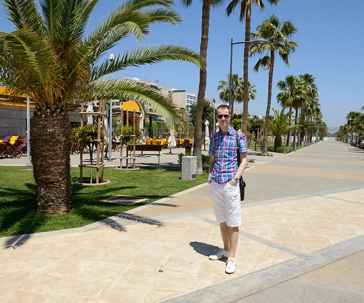 _DSC0009 Arto at the seaside promenade (Molos in Greek) in Limassol.