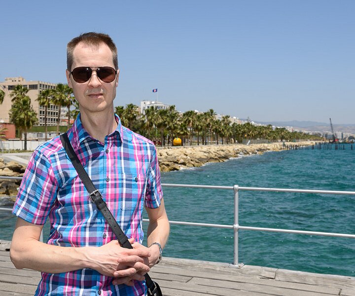_DSC0013 Arto on a pier by the seaside promenade (Molos) in Limassol.