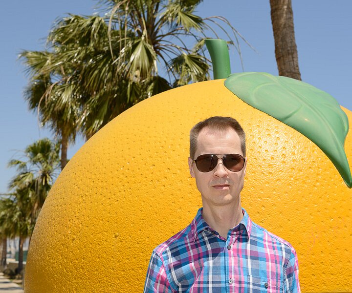 _DSC0045 Arto at the seaside promenade (Molos) in Limassol.