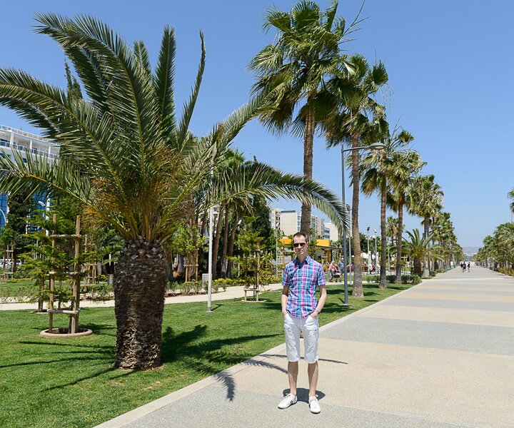 _DSC0048 Arto at the seaside promenade (Molos) in Limassol.