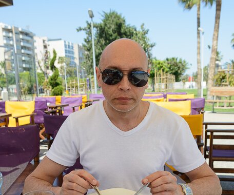 _DSC0055 Markos having lunch.