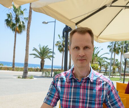 _DSC0058 Arto having lunch by the seaside promenade (Molos) in Limassol.