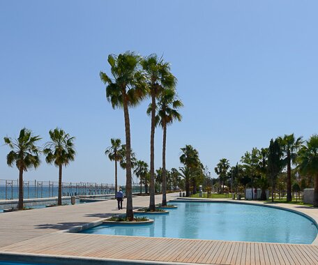 _DSC0071 At the seaside promenade (Molos) in Limassol.