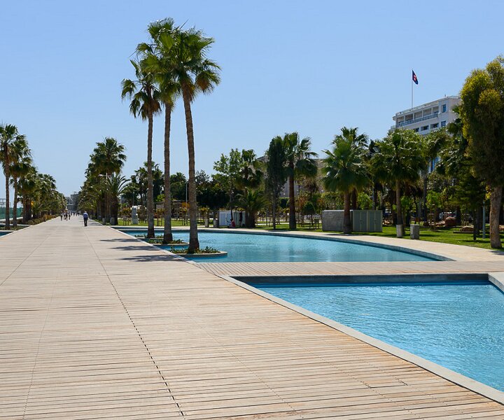 _DSC0073 At the seaside promenade (Molos) in Limassol.