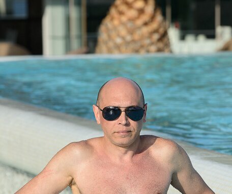 _DSC0022 Markos in the pool.