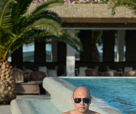 _DSC0031 Markos in the pool.