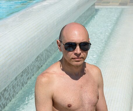 _DSC0031 Markos by the pool.