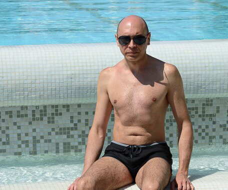 _DSC0034 Markos by the pool.