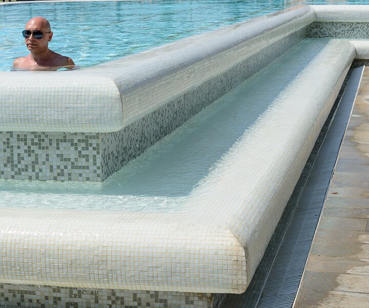 _DSC0025 Markos in the pool.