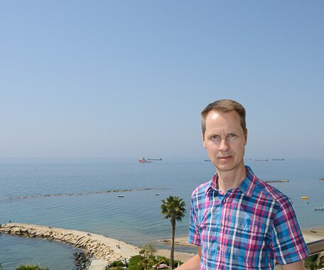 _DSC0002 Arto on the balcony of the hotel room in Limassol.