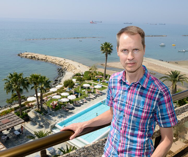 _DSC0003 Arto on the balcony of the hotel room in Limassol.