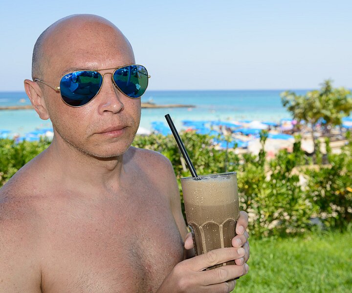 _DSC0002-2 Markos having ice cold coffee.