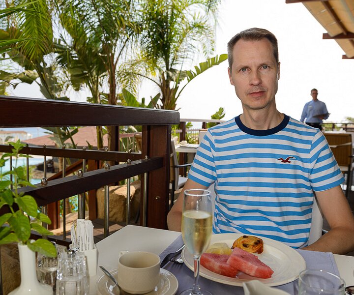 _DSC0004 Arto having breakfast.
