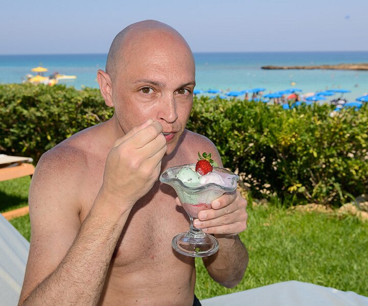 _DSC0006-2 Markos eating ice cream.
