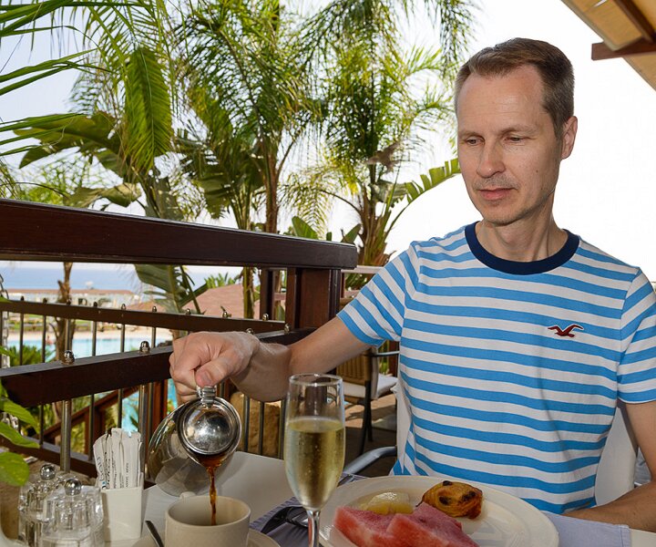 _DSC0006 Arto having breakfast.