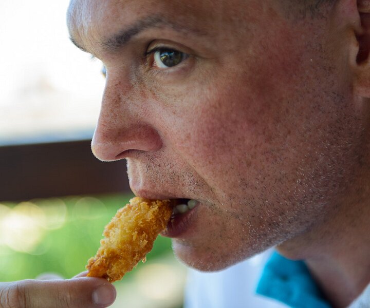 _DSC0015 Lunch time, eating shrimps.