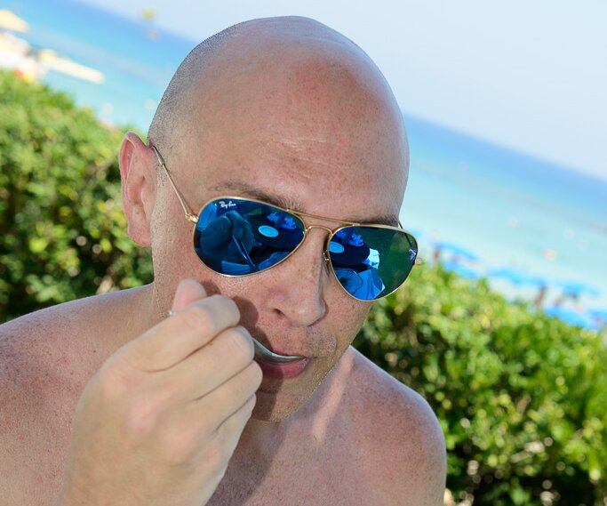 _DSC0017 Markos eating ice cream.