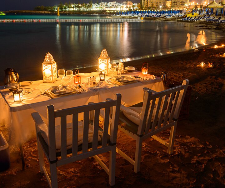 _DSC0032 Dinner for two on the beach.