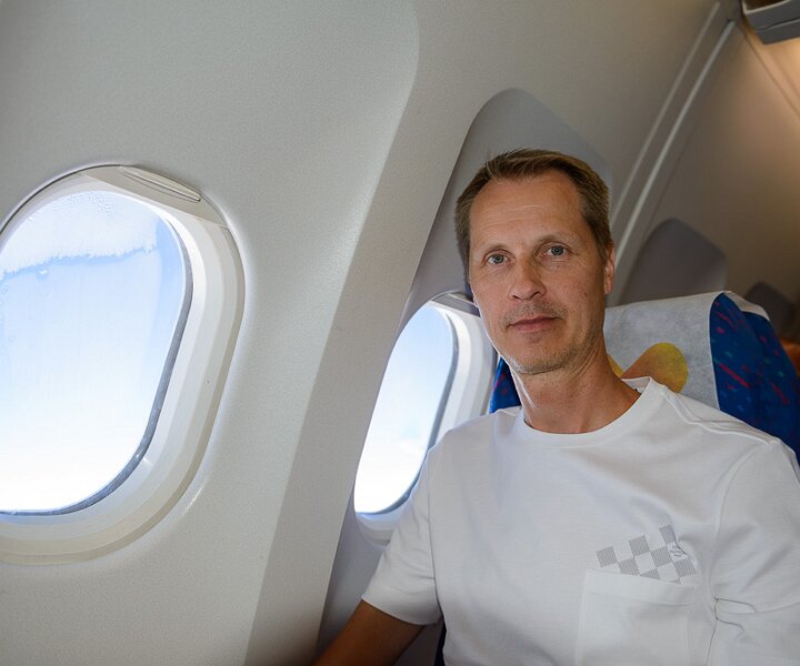 _DSC0029 Arto in the aircraft, flying to Stockholm.