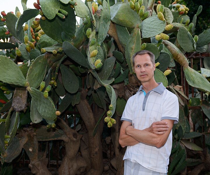 _DSC0017 Arto by the cactus tree at the house in Nicosia.