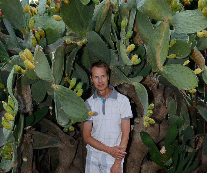 _DSC0019-2 Arto by the cactus tree at the house in Nicosia.