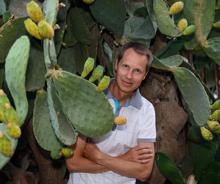 _DSC0022 Arto by the cactus tree at the house in Nicosia.