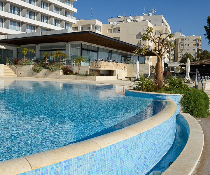 _DSC0006 By the pool at the Royal Apollonia hotel in Limassol.