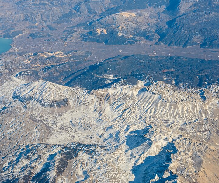 _DSC0009 Flying to Cyprus, above the mountain peaks with snow in Turkey.
