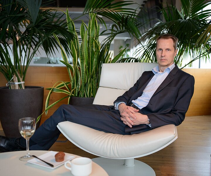 _DSC0004 Arto in the lounge at Larnaca airport.