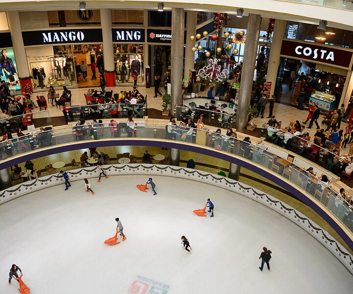 _DSC0027 Ice skating rink at the mall in Limassol.