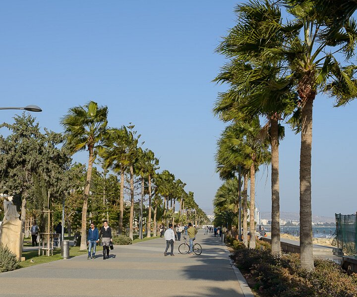 _DSC0101 At the seaside promenade (Molos) in Limassol.