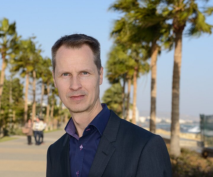 _DSC0103 Arto at the seaside promenade (Molos) in Limassol.