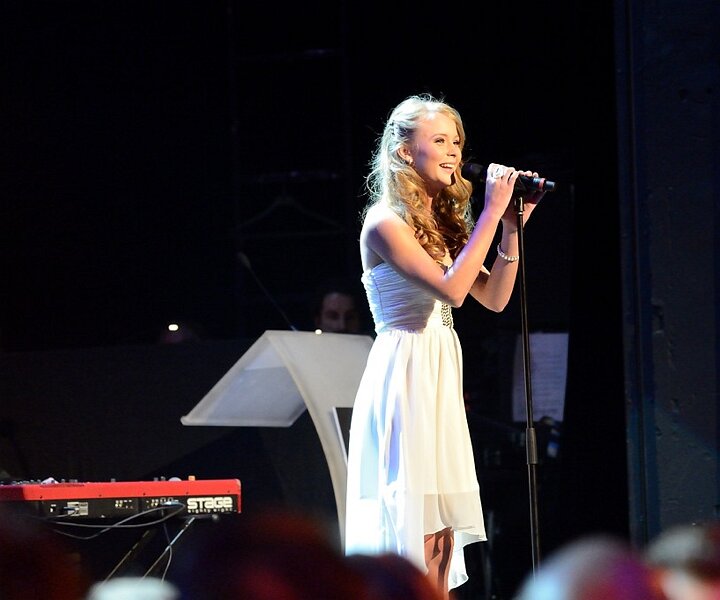 _DSC0002 Zara Larsson singing her hit Uncover.