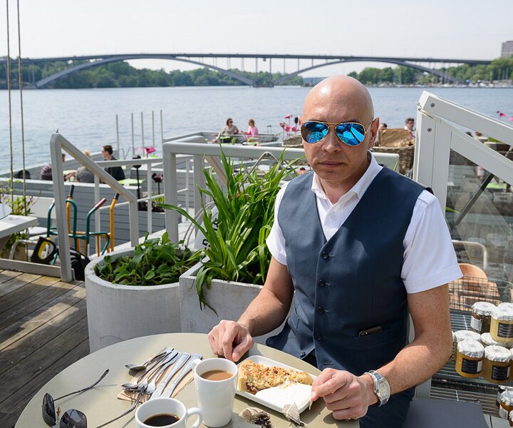 _DSC0001 Markos at Mälarpaviljongen, having coffee with rhubarb pie.