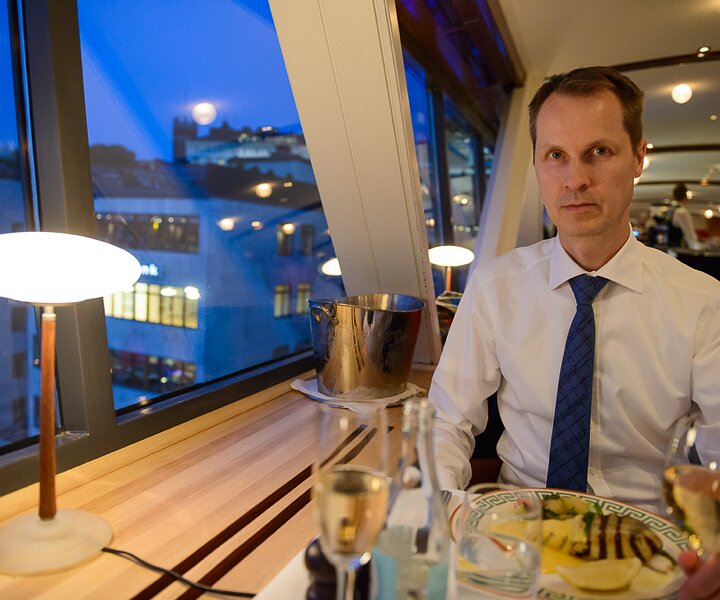 _DSC0055 Arto having dinner at Gondolen on midsummer's eve.
