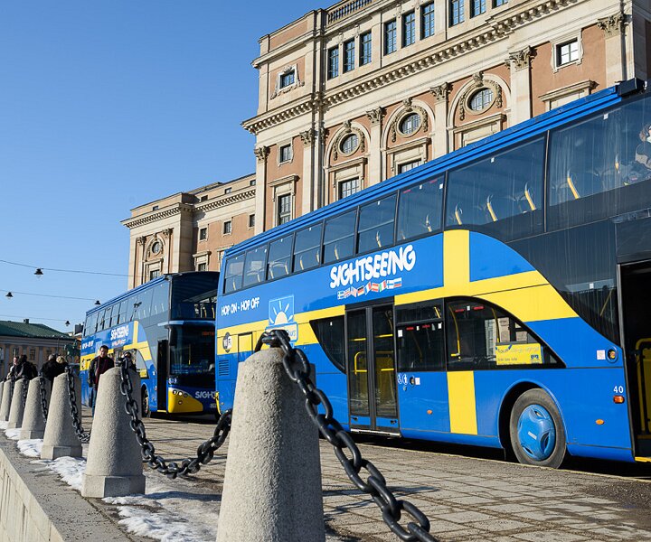 _DSC0012 Sightseeing buses outside the Opera.
