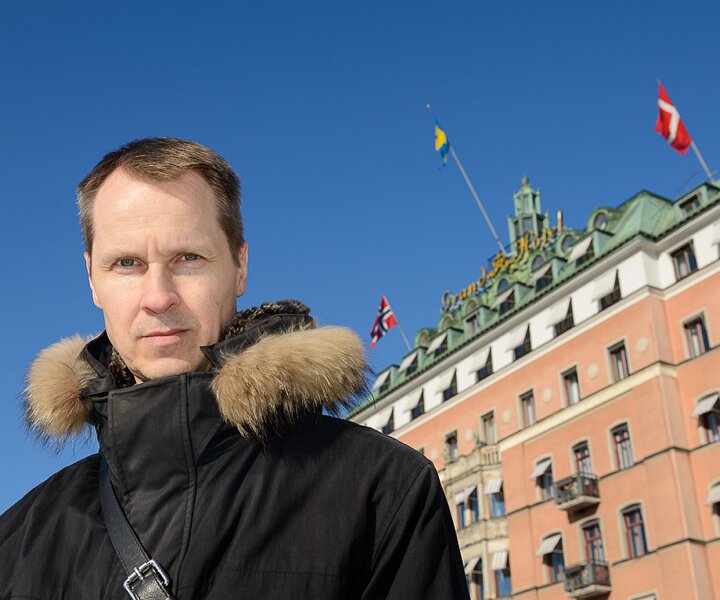 _DSC0039 Arto outside Grand Hôtel on a sunny but cold winter day in February.