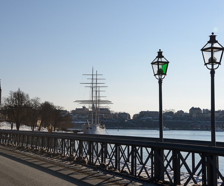 _DSC0042 Walking over the bridge to Skeppsholmen.