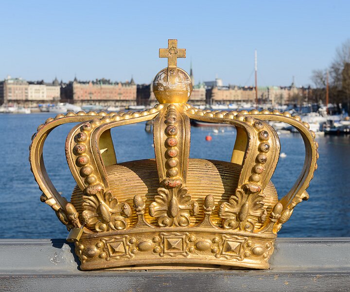 _DSC0044 A crown on the bridge to Skeppsholmen. Strandvägen in the background.