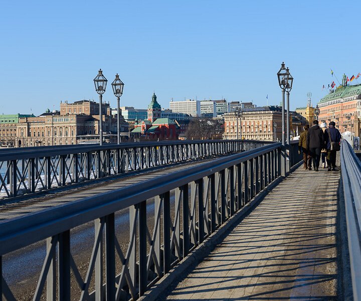 _DSC0052 Walking over the bridge from Skeppsholmen to the city.