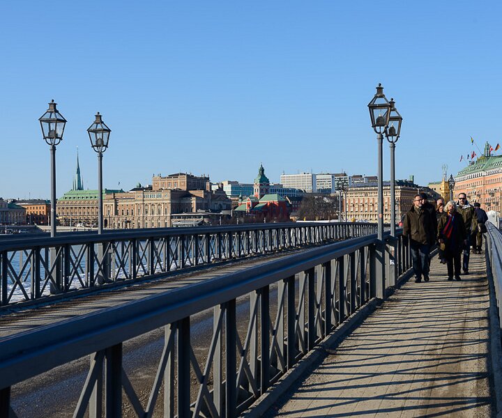 _DSC0053 Walking over the bridge from Skeppsholmen to the city.