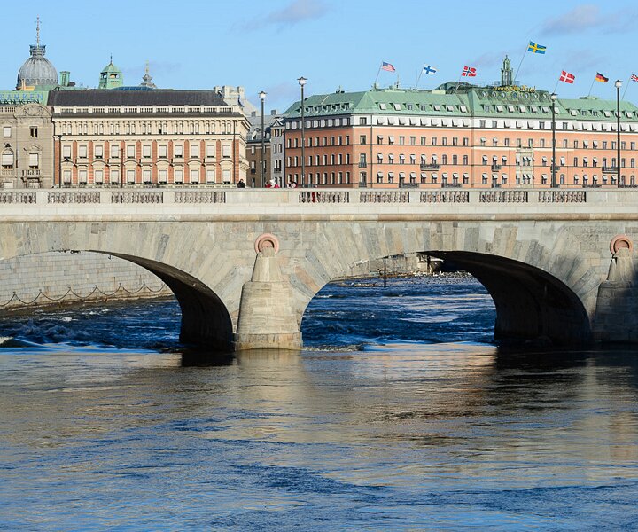 _DSC0020 Bridge over Strömmen, Grand Hôtel in the background.