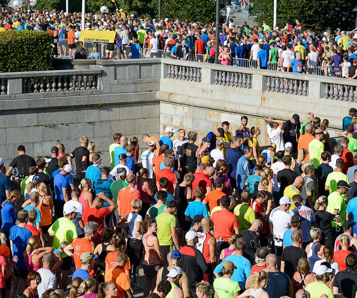_DSC0037 Runners outside the Royal Palace.
