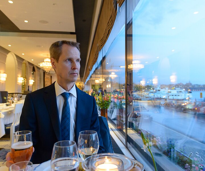_DSC0008 Arto having dinner at the Veranda of Grand Hôtel.