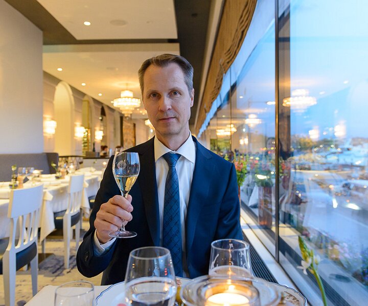 _DSC0014 Arto having dinner at the Veranda of Grand Hôtel.