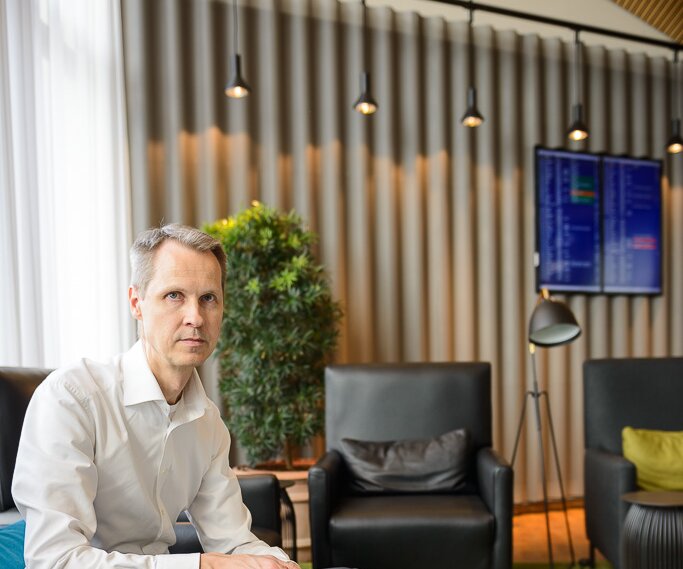 _DSC0003 Arto in the lounge at Arlanda airport, waiting to board the flight to Berlin.