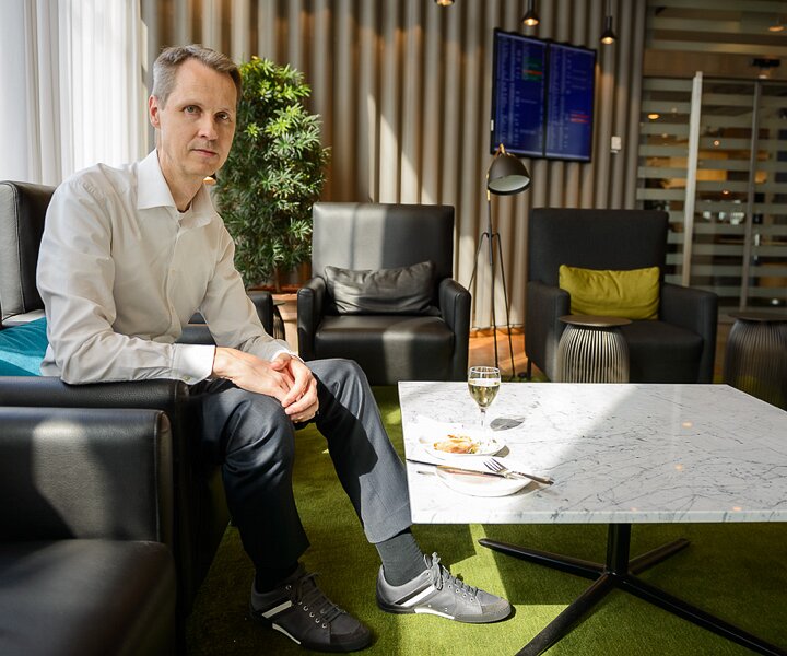 _DSC0004 Arto in the lounge at Arlanda airport, waiting to board the flight to Berlin.