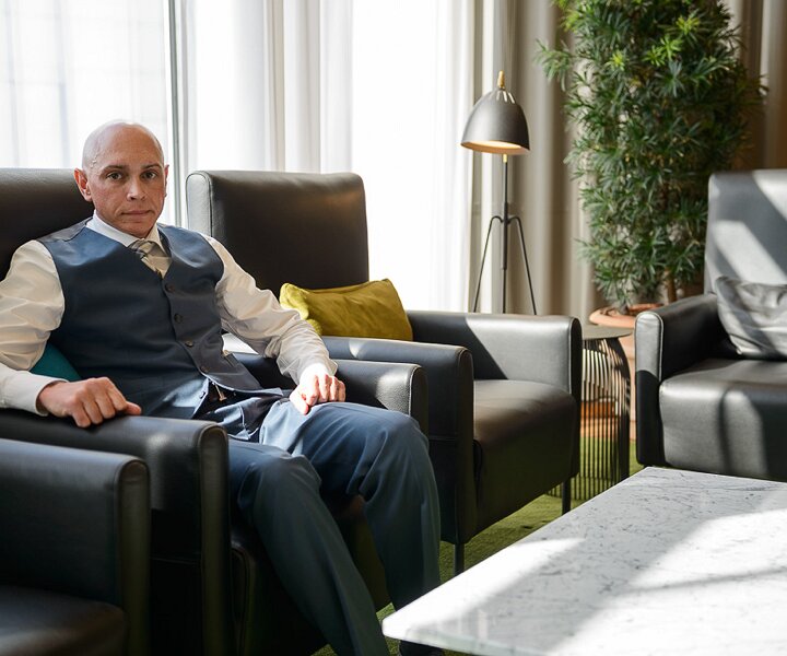 _DSC0008 Markos in the lounge at Arlanda airport.