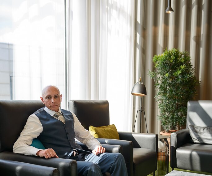 _DSC0009 Markos in the lounge at Arlanda airport.